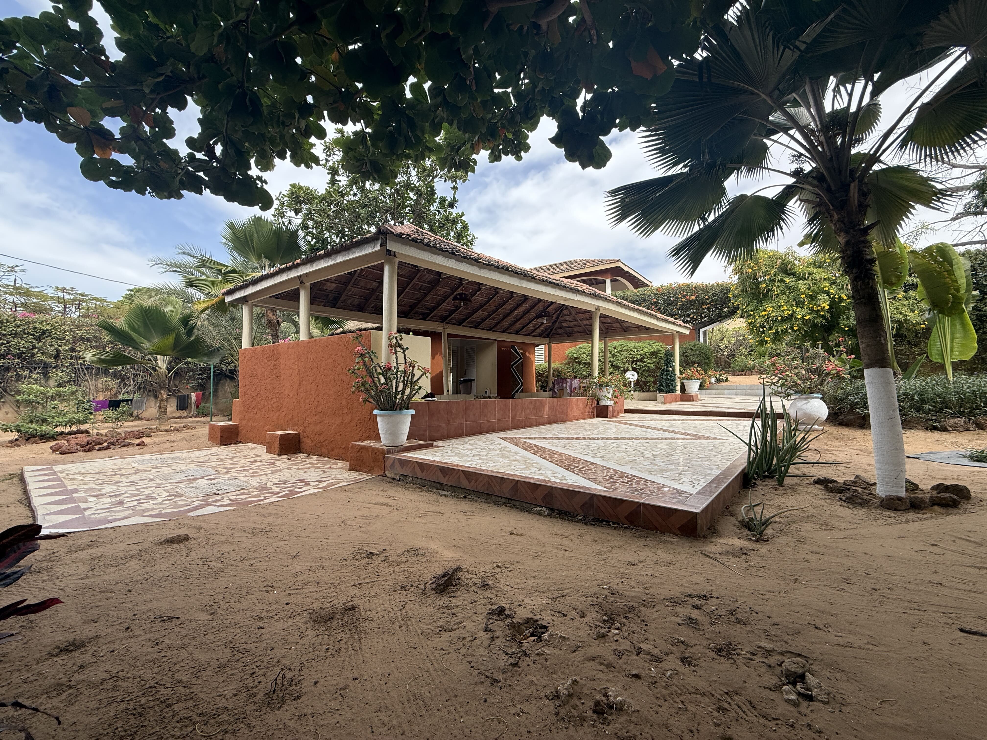 À vendre, à Grand Mbour, une belle propriété inspiré du pays BASSARI 