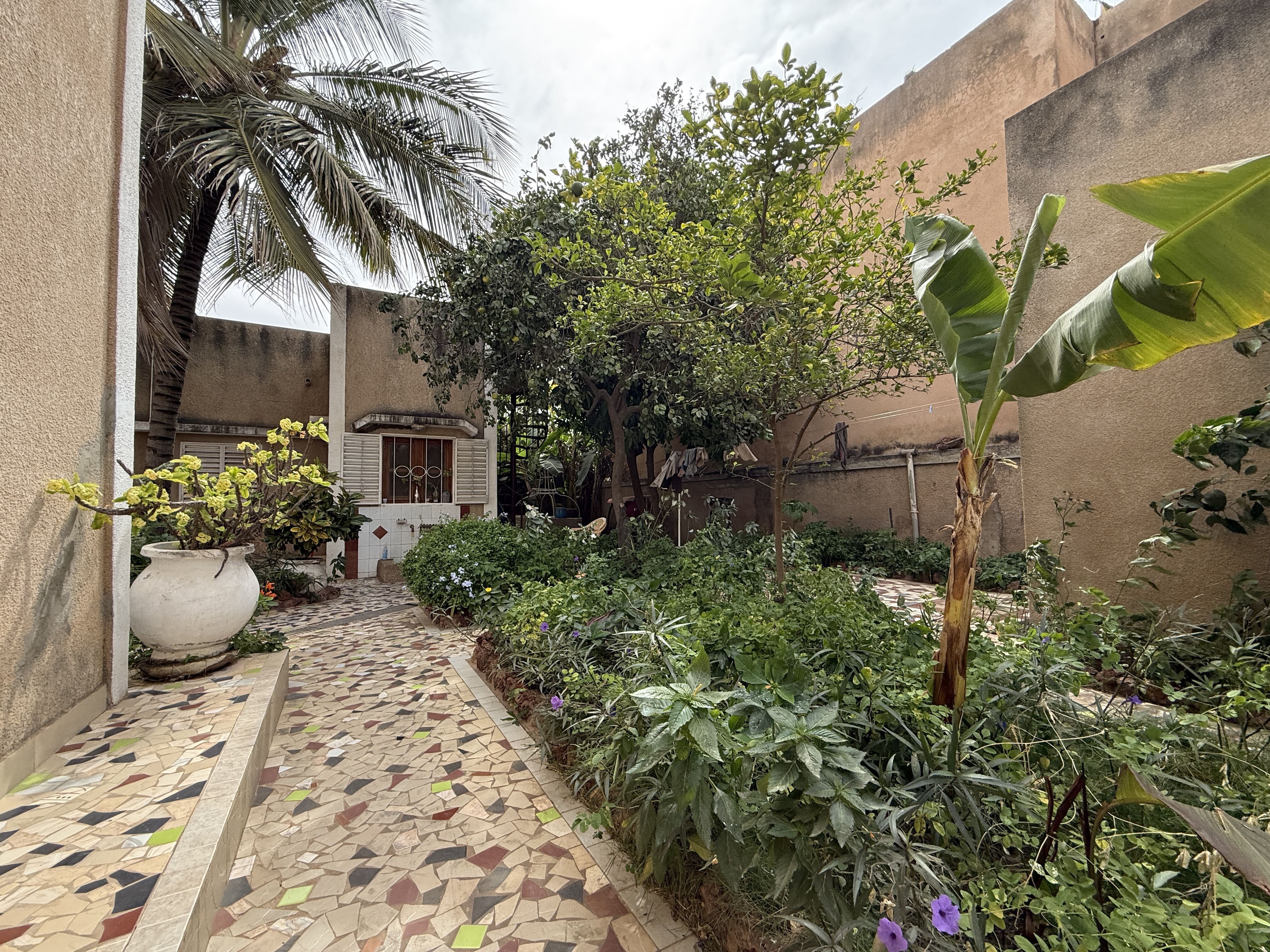 À vendre, à Grand Mbour,  une villa avec un logement indépendant.