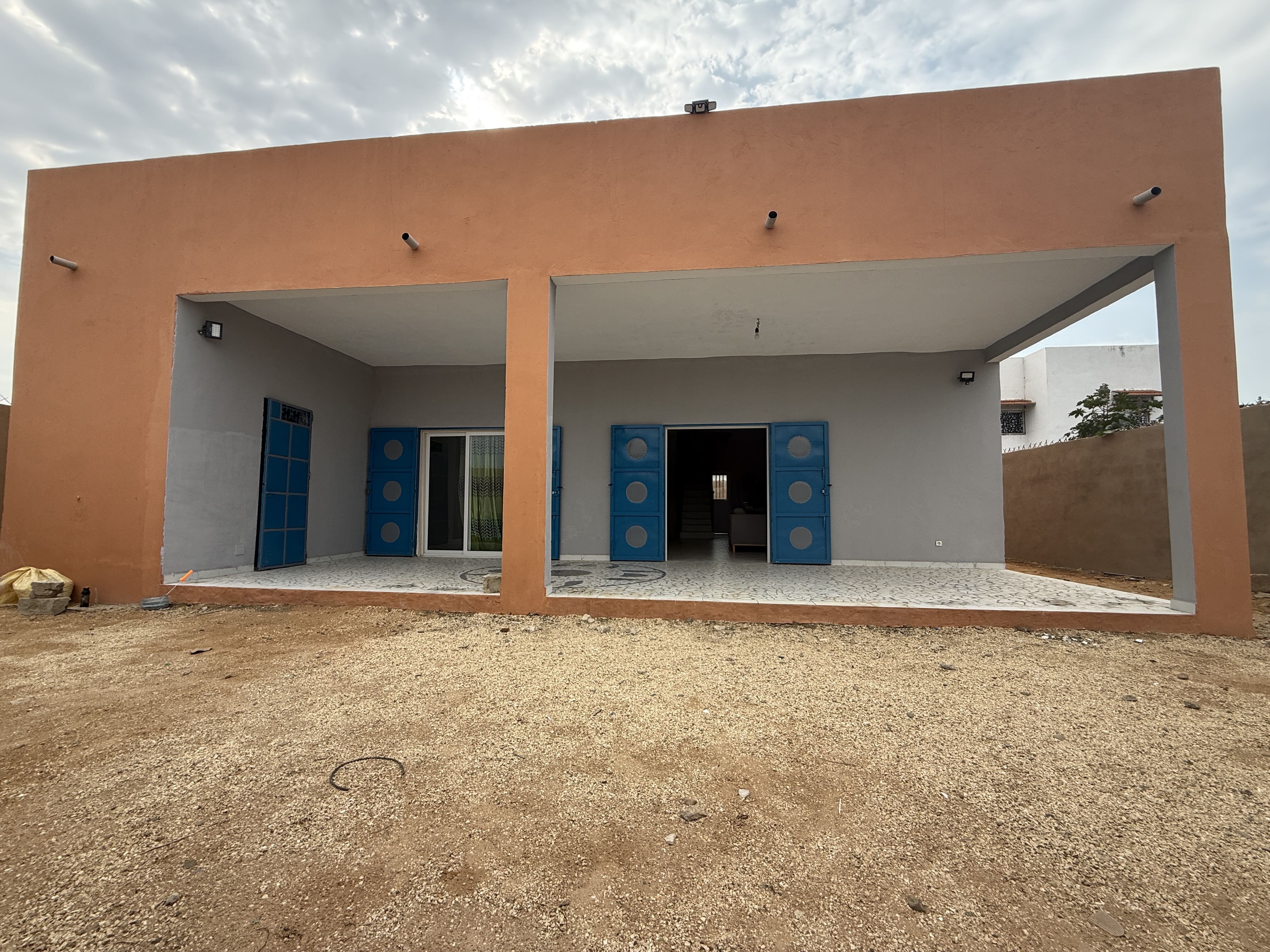 mini budget !!!!  à vendre à malicounda : une villa neuve avec potentiel d'extension !