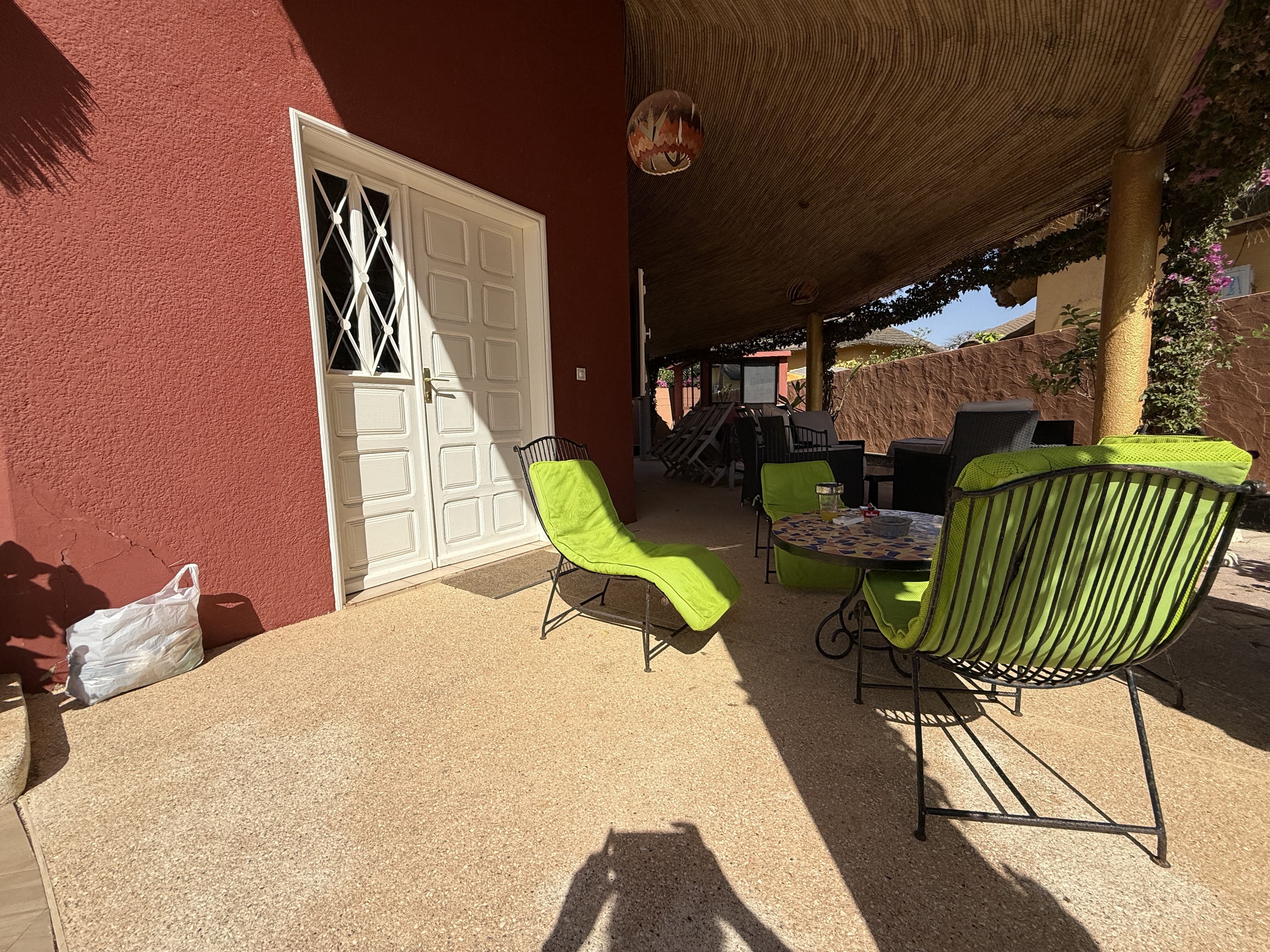 une belle villa afro-contemporaine dans une résidence sécurisée avec plage privée à vendre à Saly