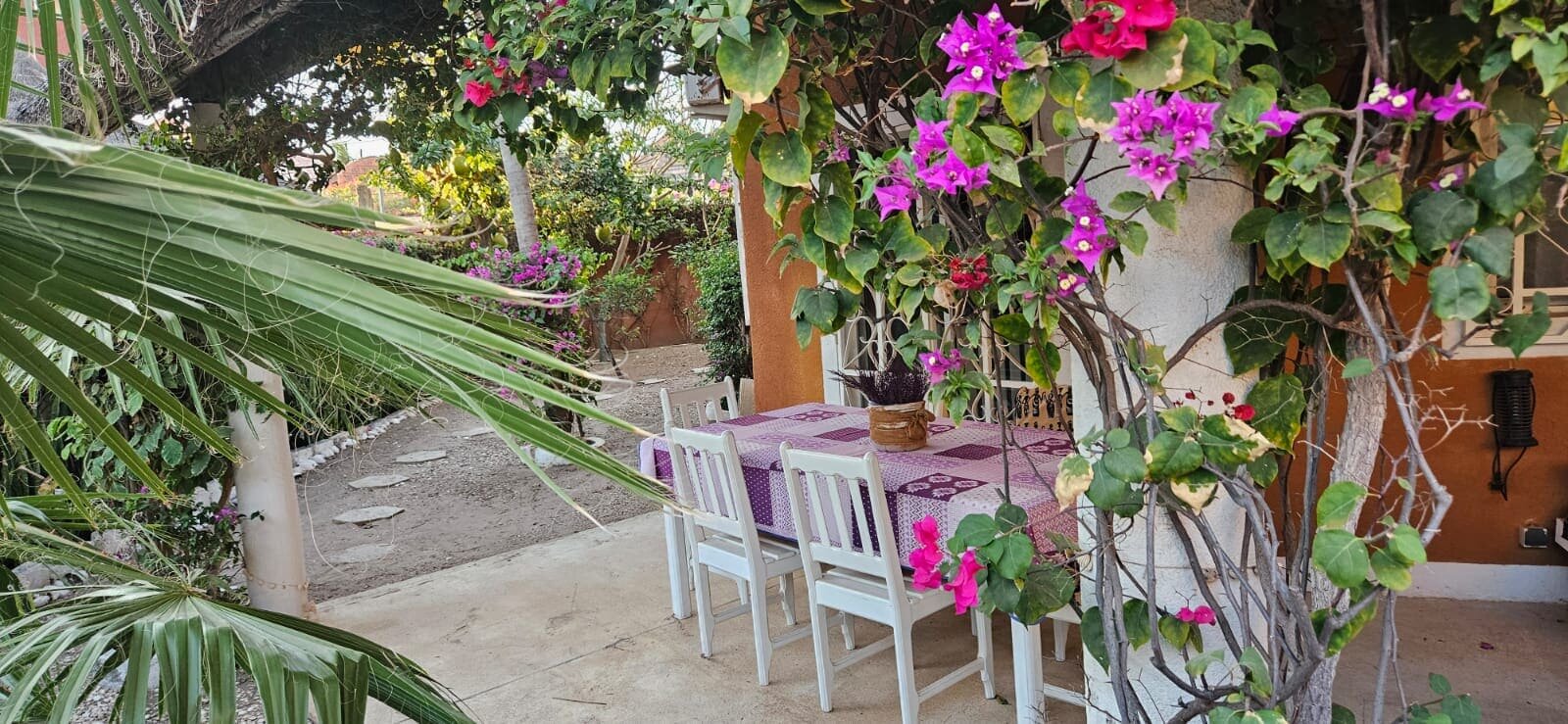 investissement locatif intéressant !!! à vendre à  Saly  : une villa afro-comtemporaine  dans une résidence sécurisée avec plage privée 