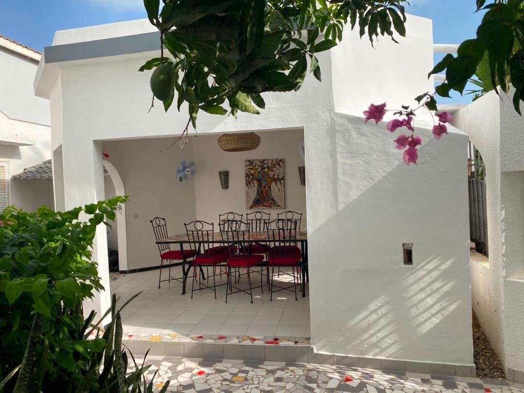VILLA + STUDIO INDÉPENDANT À VENDRE | SALY | RÉSIDENCE SÉCURISÉE AVEC PLAGE PRIVÉE.