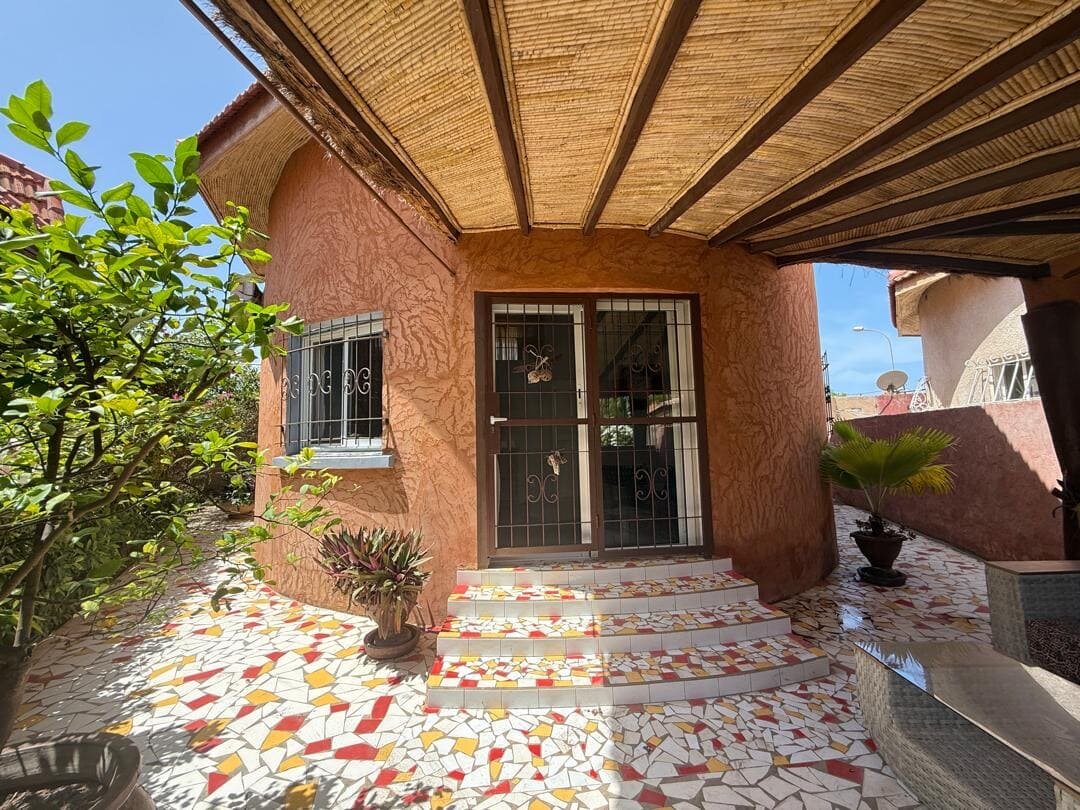 VILLA À VENDRE DANS RÉSIDENCE DE STANDING À SALY | PLAGE PRIVÉE + TITRE FONCIER