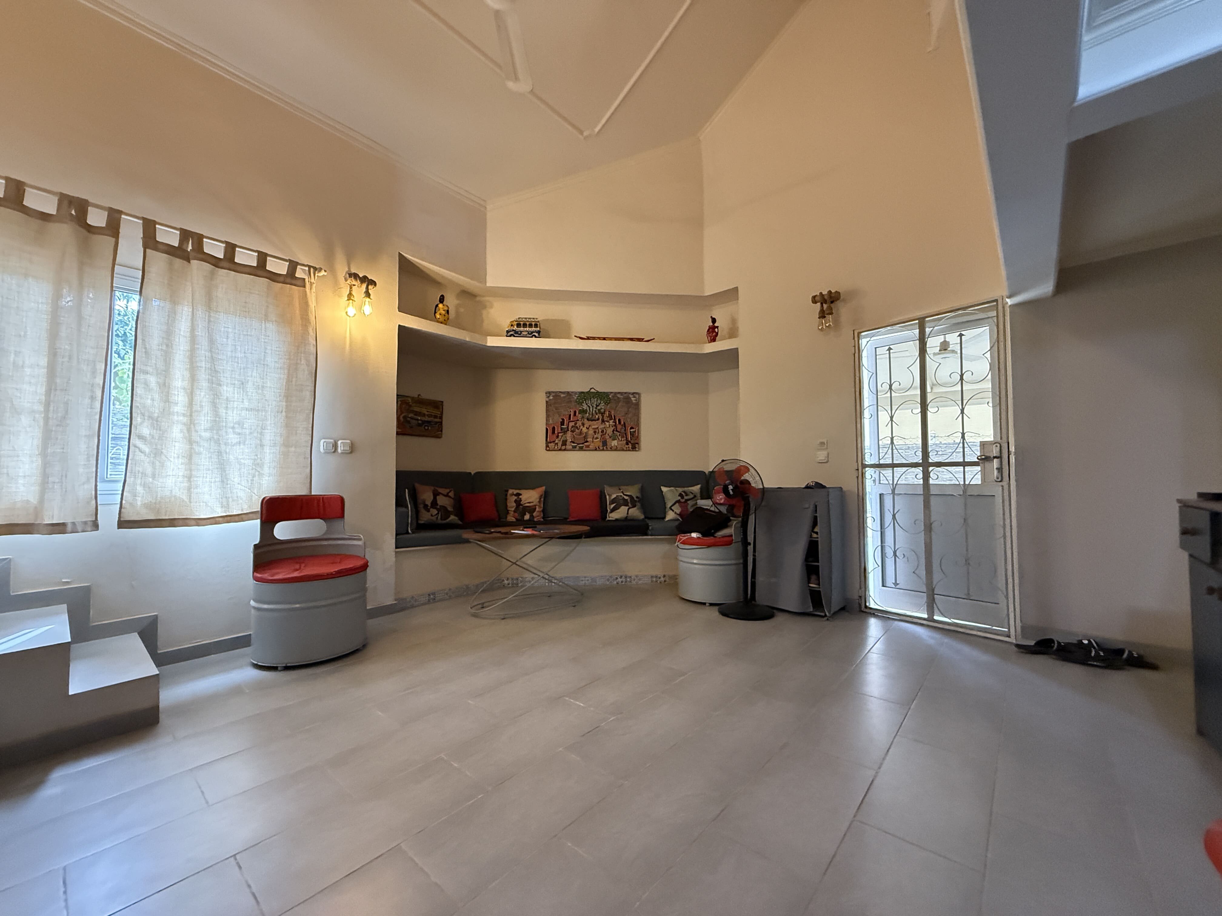 À vendre, à Saly, une charmante villa en titre foncier, dans une résidence sécurisée avec plage privée.   