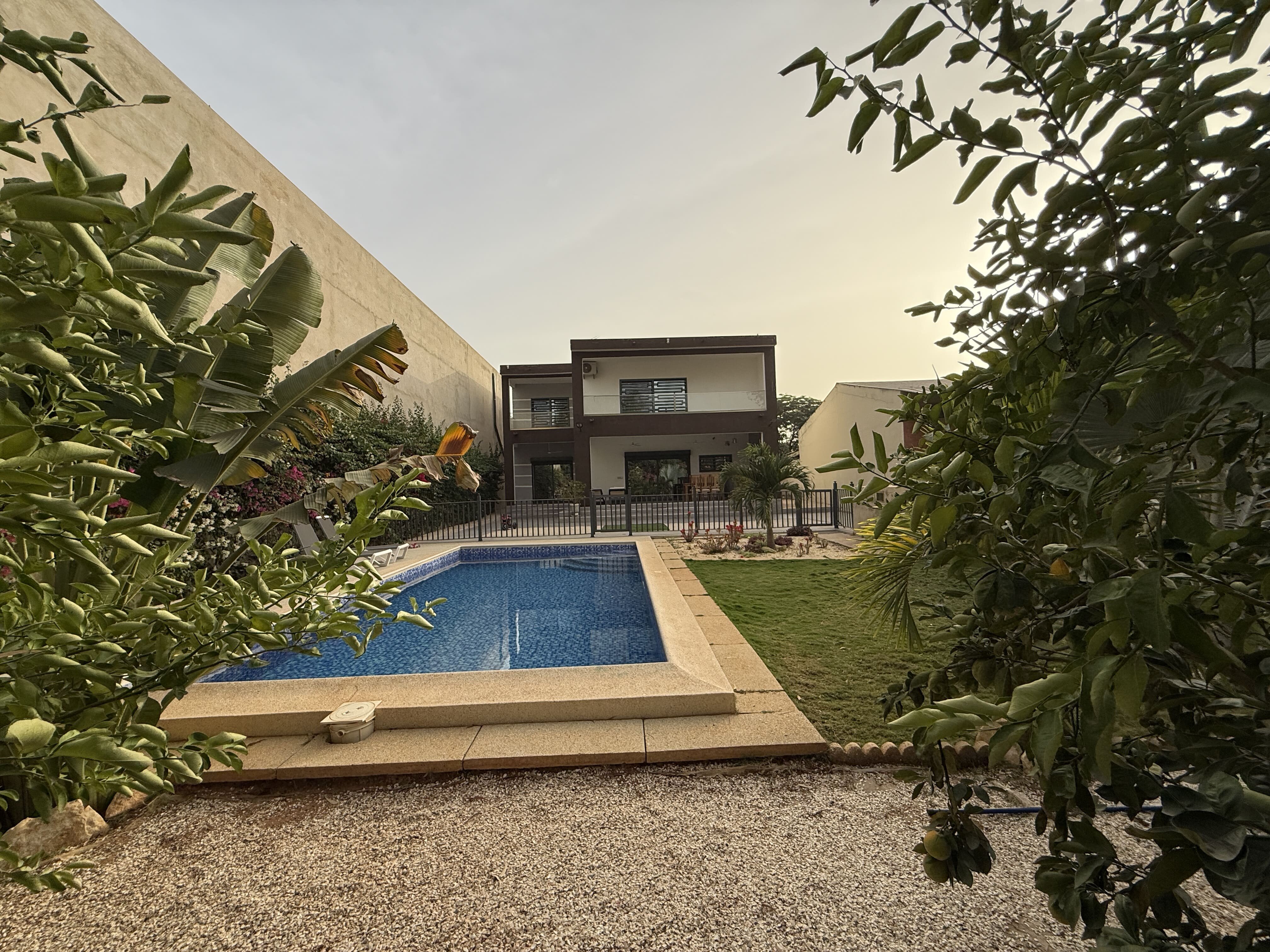 à vendre à Ngaparou : une villa contemporaine avec un beau terrain de 750m2