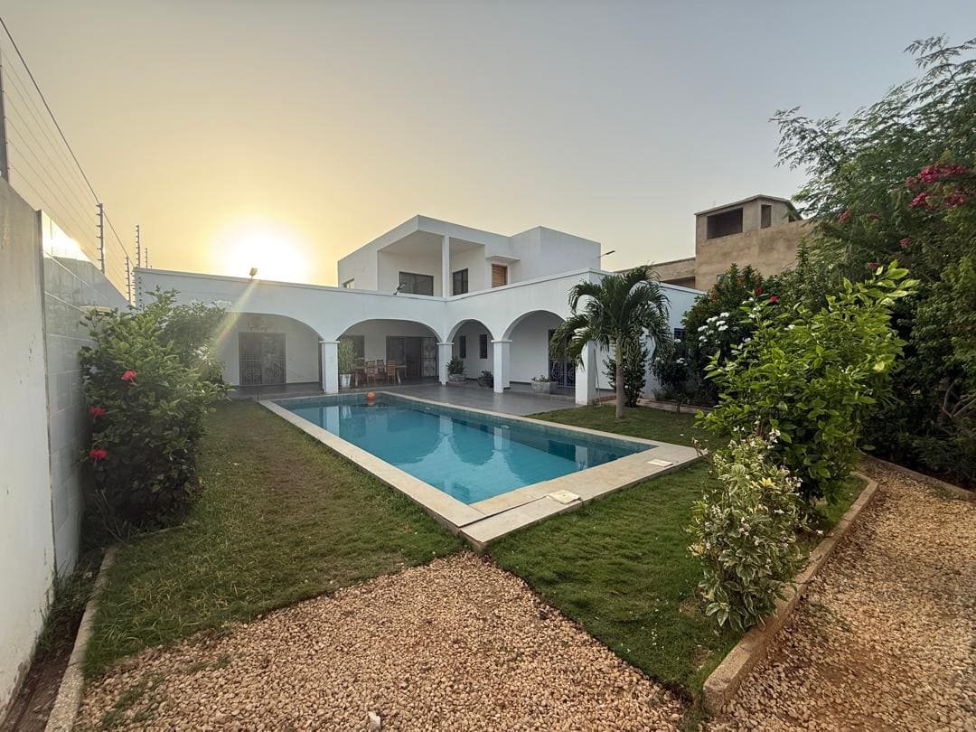 À VENDRE SOMONE - VILLA DE CARACTÈRE PLAIN-PIED TROIS CHAMBRES + T3 INDÉPENDANT - 600M² - PISCINE