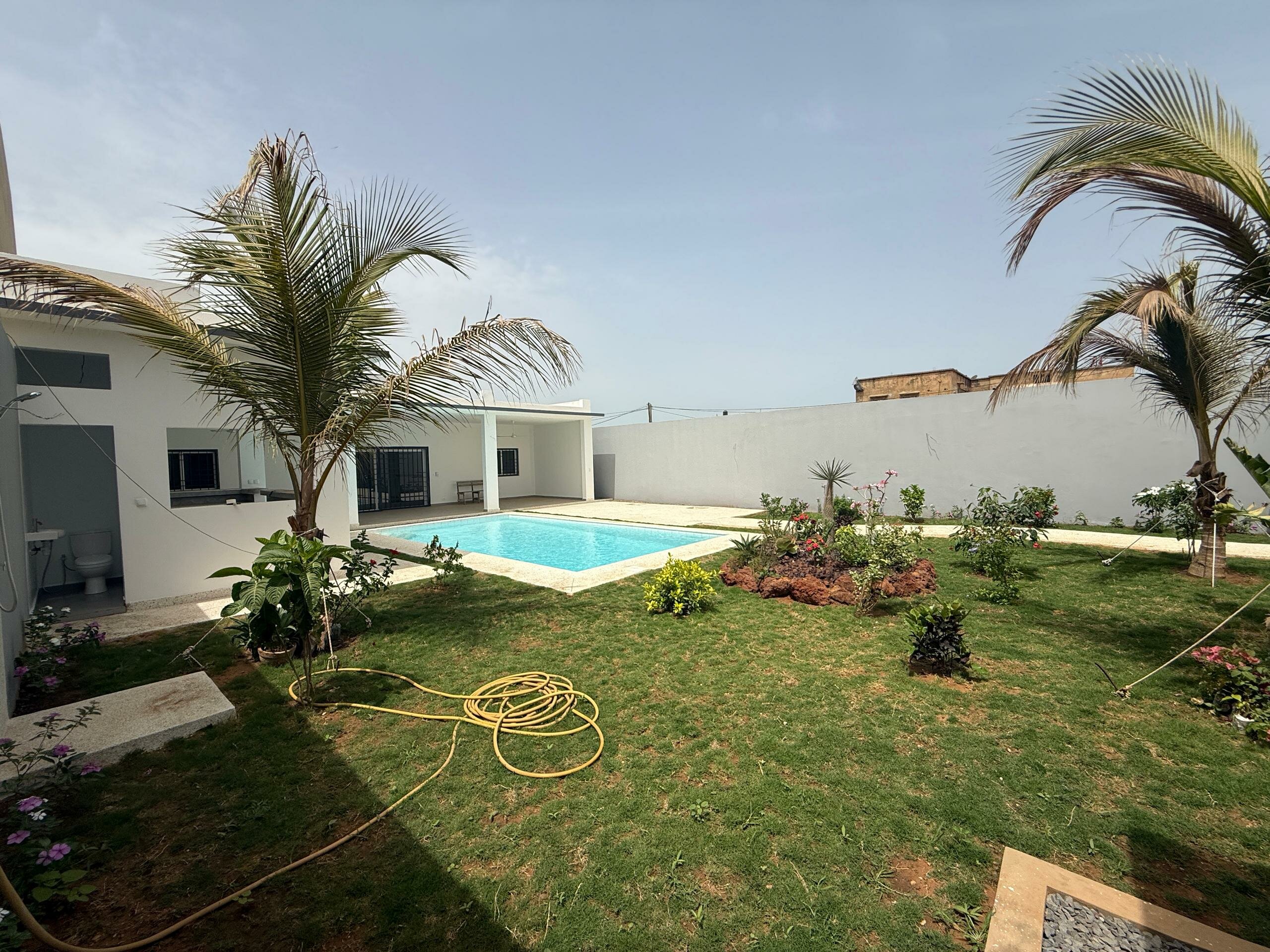 VILLA CONTEMPORAINE  À VENDRE NGAPAROU