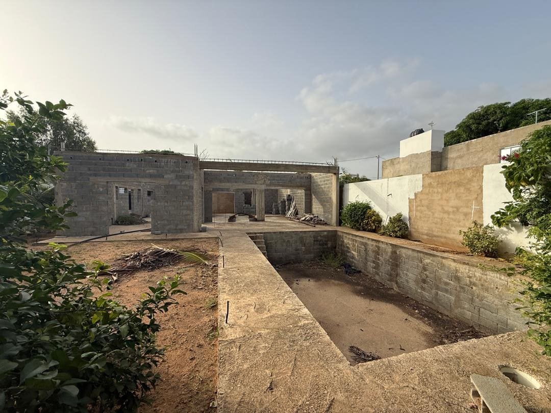 VILLA EN CONSTRUCTION A VENDRE NGAPAROU 530M2 - ZONE RESIDENTIELLE PROCHE PLAGE ET ROUTE