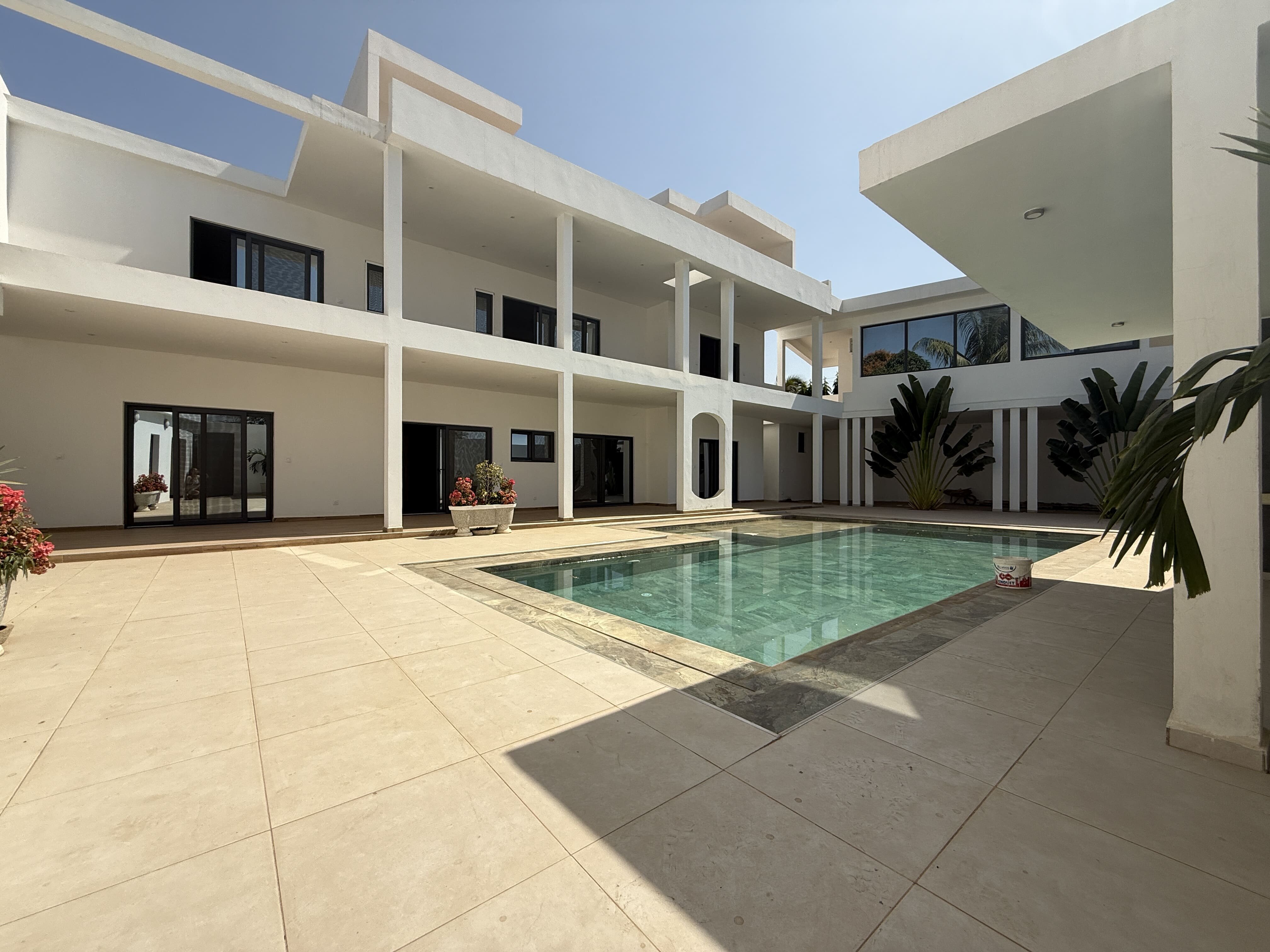 une villa contemporaine neuve en deuxième ligne bord de mer, dans un secteur très prisé de ngaparou.