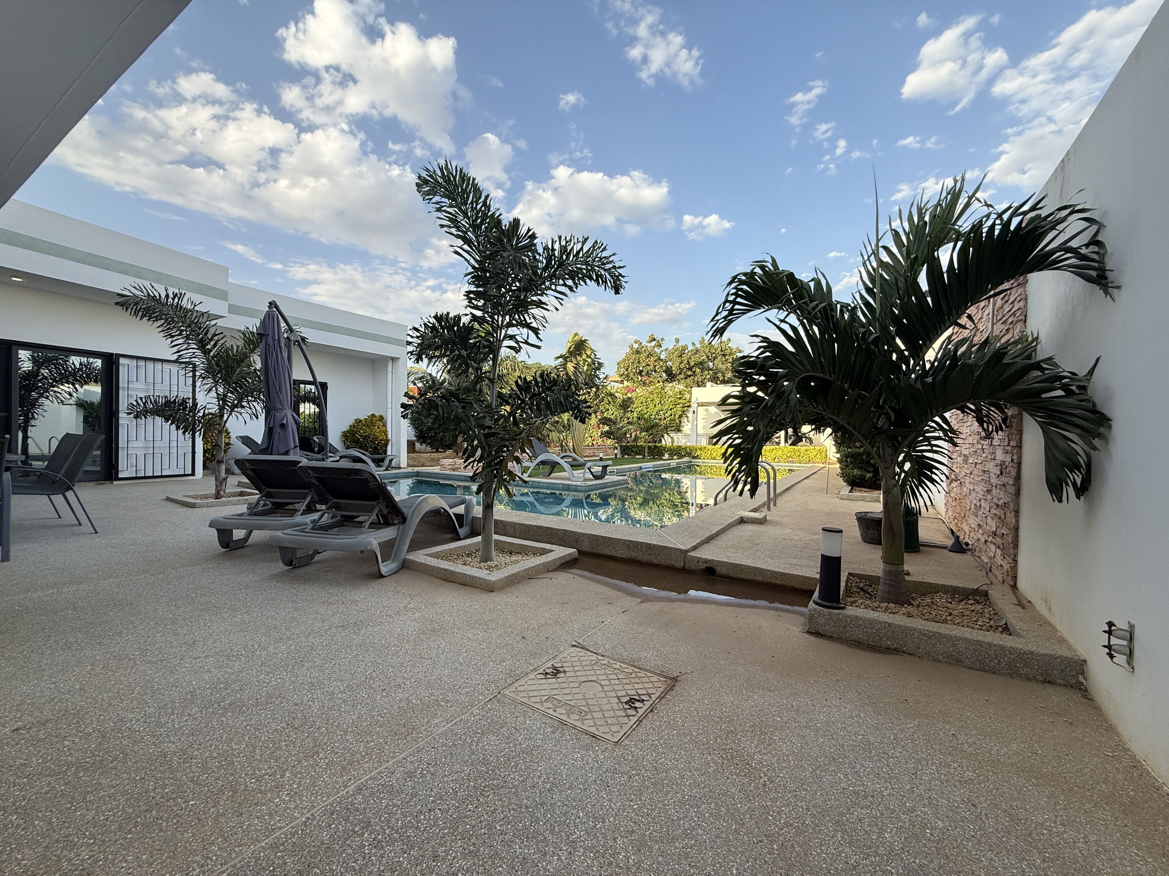 à vendre ,à la somone , une charmante villa comtemporaine sur un terrain de 600m2