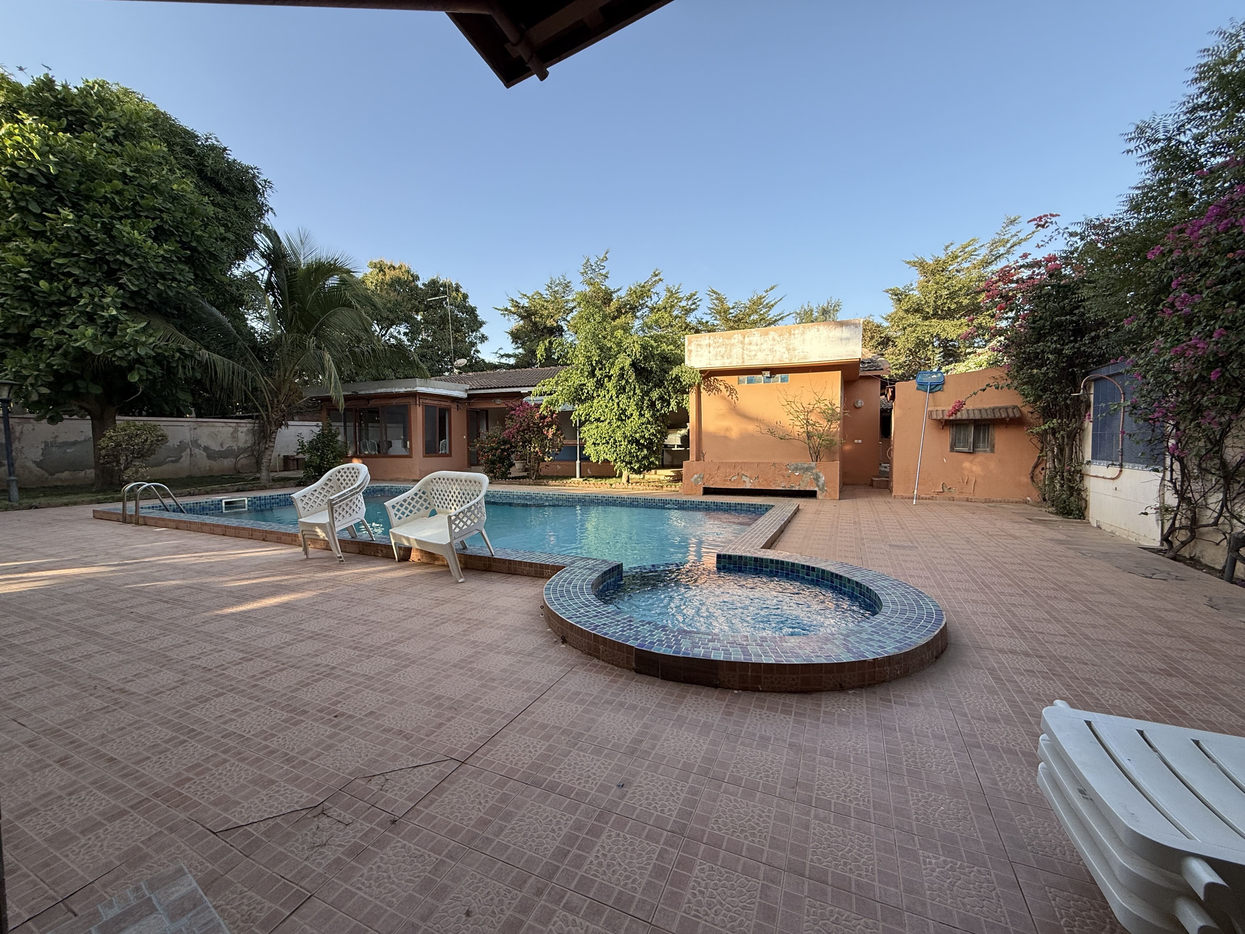 villa à vendre à la somone : une villa de plain-pied et un appartement indépendant  sur un terrain de 950m2