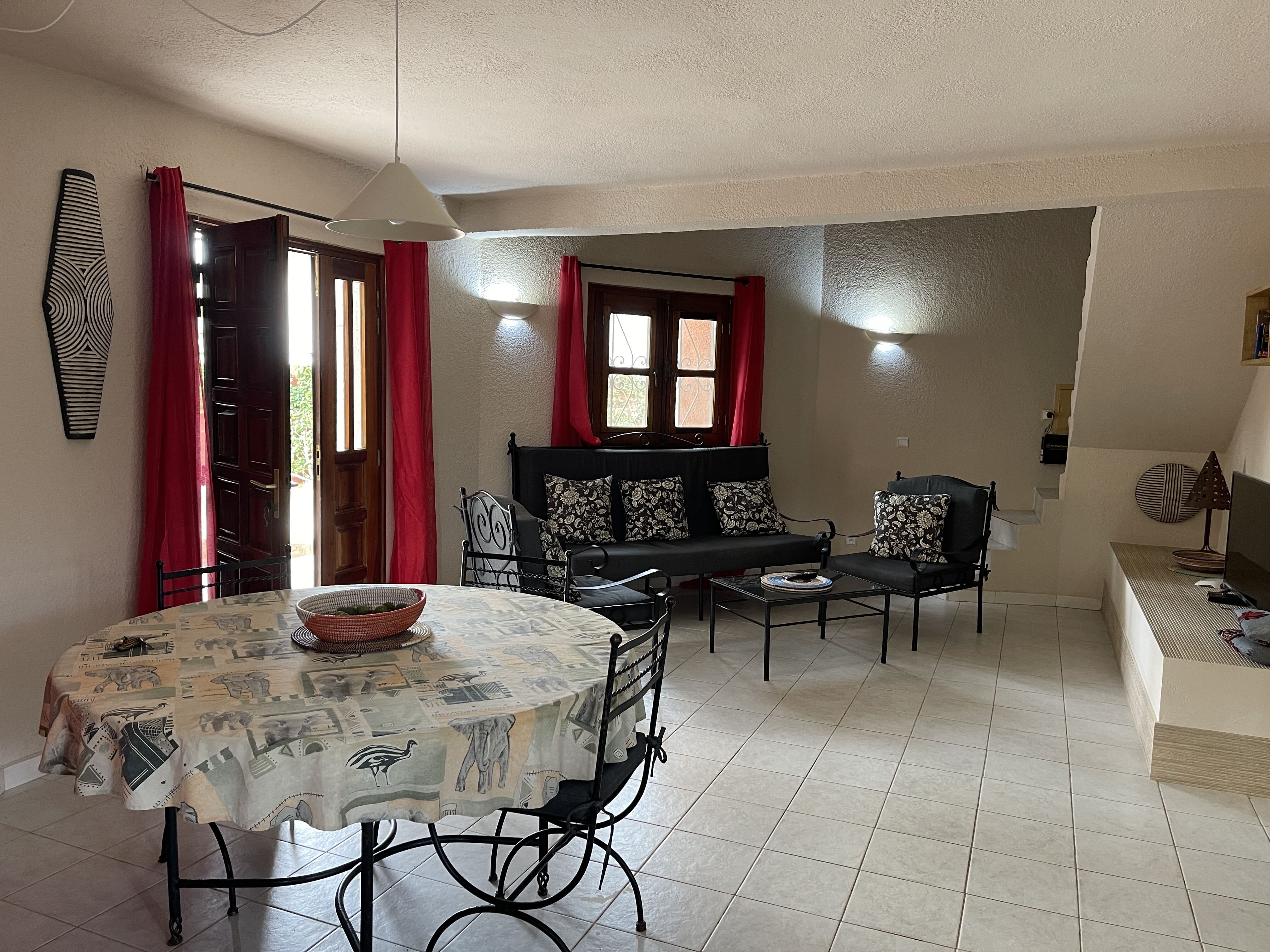 Villa modernisée à vendre en résidence sécurisée au centre de Saly