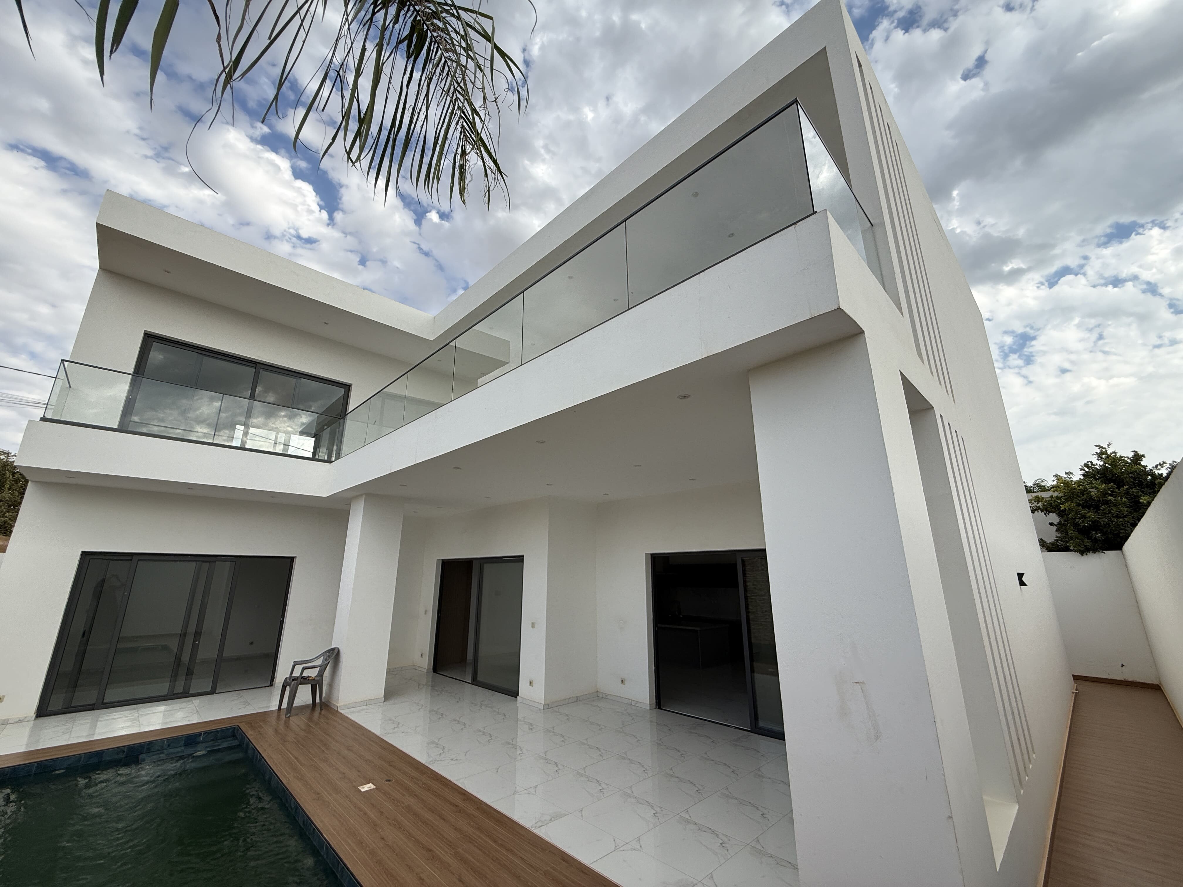 à vendre à nguerigne bambara , une villa contemporaine neuve : grands volumes et luminosité généreuse !