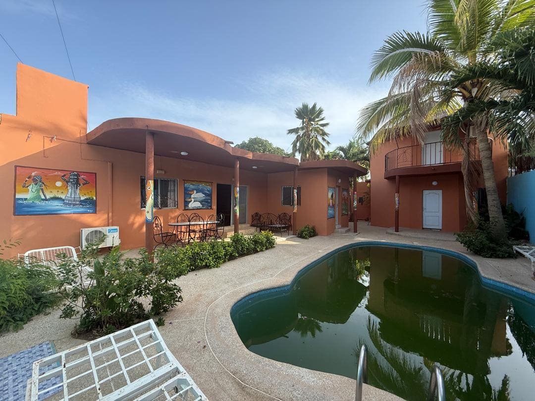 VILLA À VENDRE À SALY NIAKH NIAKHAL AVEC BAIL D'ÉTAT + ANNEXE - 500 M PLAGE - VUE PISCINE - TERRAIN 425 M² - 105 000 000 CFA / 160 000 €