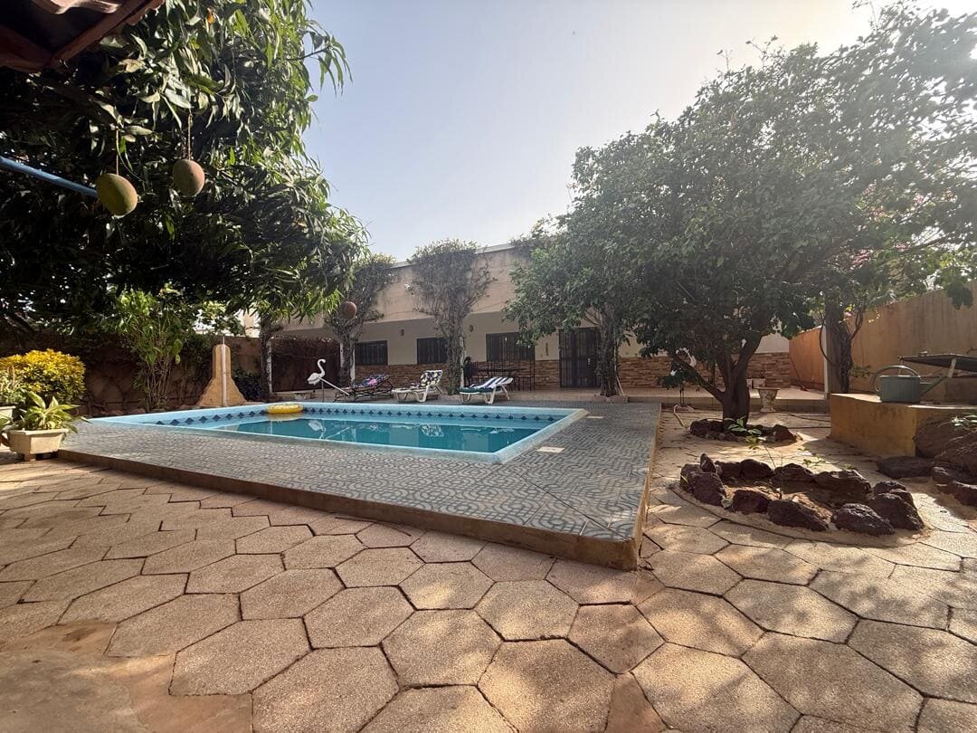 VILLA DE PLAIN-PIED À VENDRE À NGAPAROU SUR UN TERRAIN ARBORÉ DE 600 M²